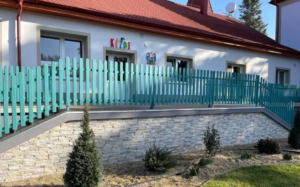 Családi ház építése és homlokzati hőszigetelés Tatabányán és környékén, például Tata, Oroszlány, Komárom területén. A TZ Global Kft. generálkivitelezés szolgáltatása biztosítja az energiatakarékos és modern otthonok megvalósítását.