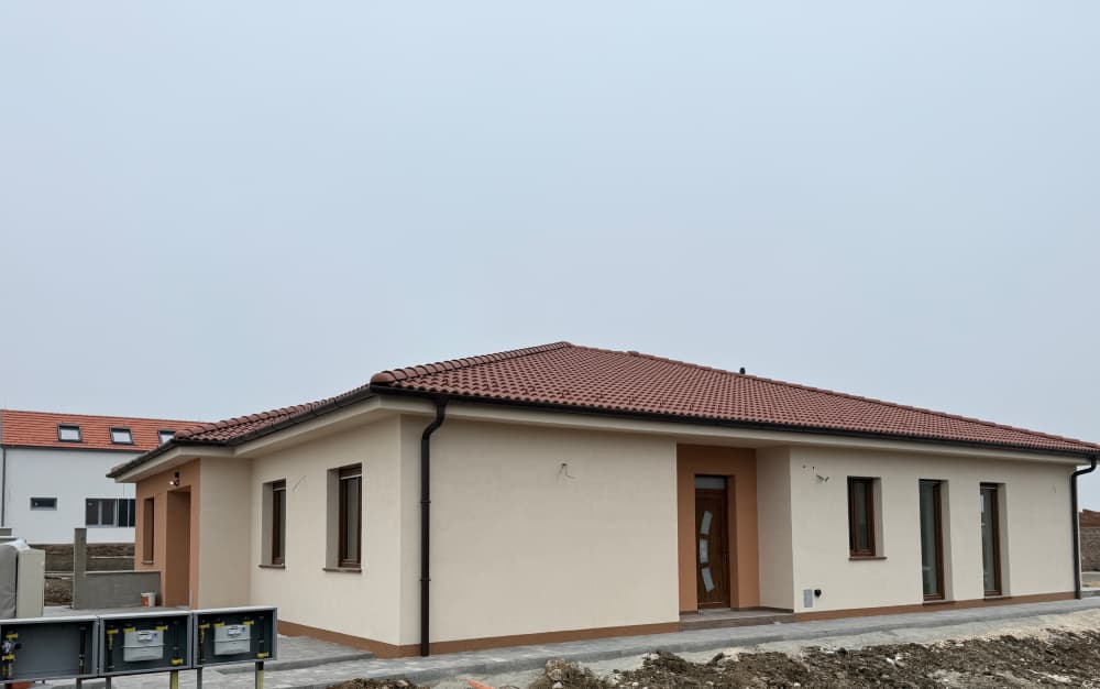 Családi ház építése Tatabányán és környékén, például Tata, Oroszlány, Komárom területén. A TZ Global Kft. generálkivitelezésben szerzett tapasztalatával biztosítja a minőségi és megbízható építőipari szolgáltatásokat. A generálkivitelezés során a TZ Global Kft. vállalja az építkezés teljes körű lebonyolítását, a tervezéstől a kivitelezésig.