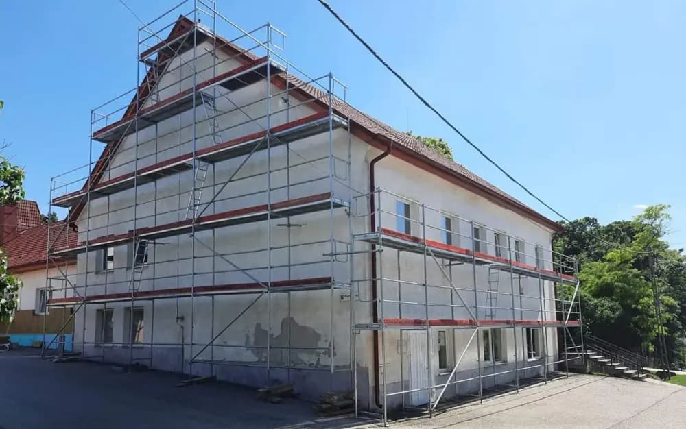 Családi ház építése és homlokzati hőszigetelés Tatabányán és környékén, például Tata, Oroszlány, Komárom területén. A TZ Global Kft. generálkivitelezés szolgáltatása biztosítja az energiatakarékos és modern otthonok megvalósítását.